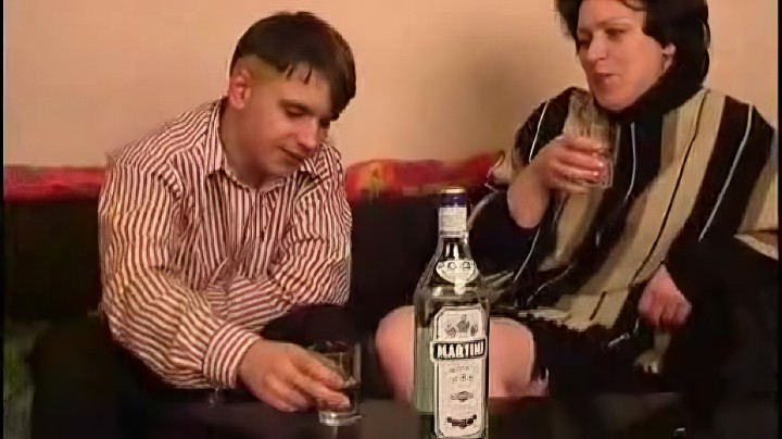 Русская мамка трахается с сыном, напившись водки