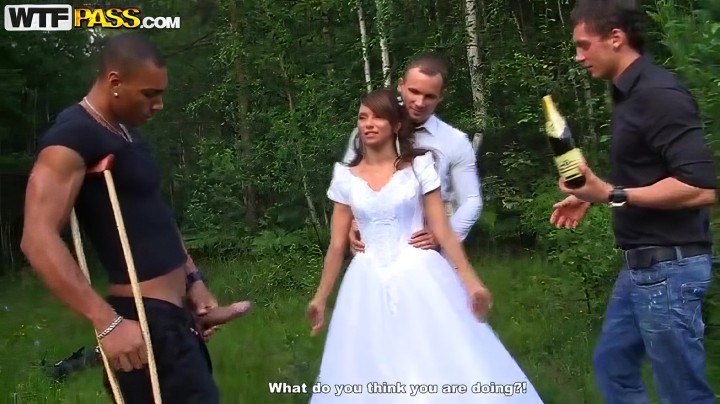 Русскую невесту трахают при женихе прямо на улице