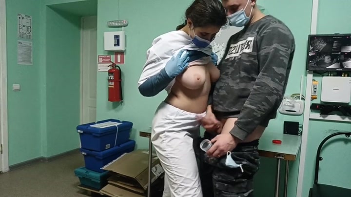 Русская медсестра сдать сперму помогает - елду ротиком ласкает
