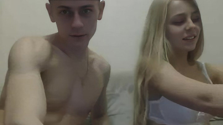 Порно молодых: веб камера сняла секс блондинки и парня с большим членом