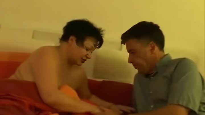 Порно видео с толстой мамашей и ее мужчиной на диване