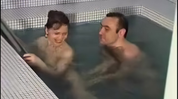 Русское порно в бассейне зрелой дамы с горячим и страстным любовником